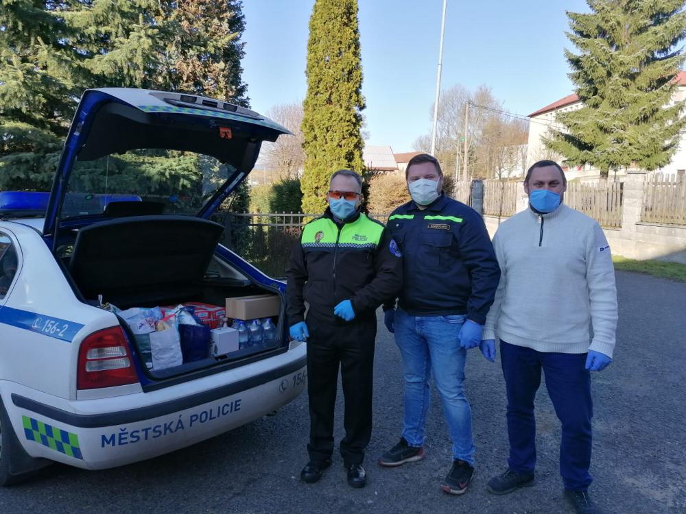 Předání vybraných potravin a nápojů Městské polici Sokolov.