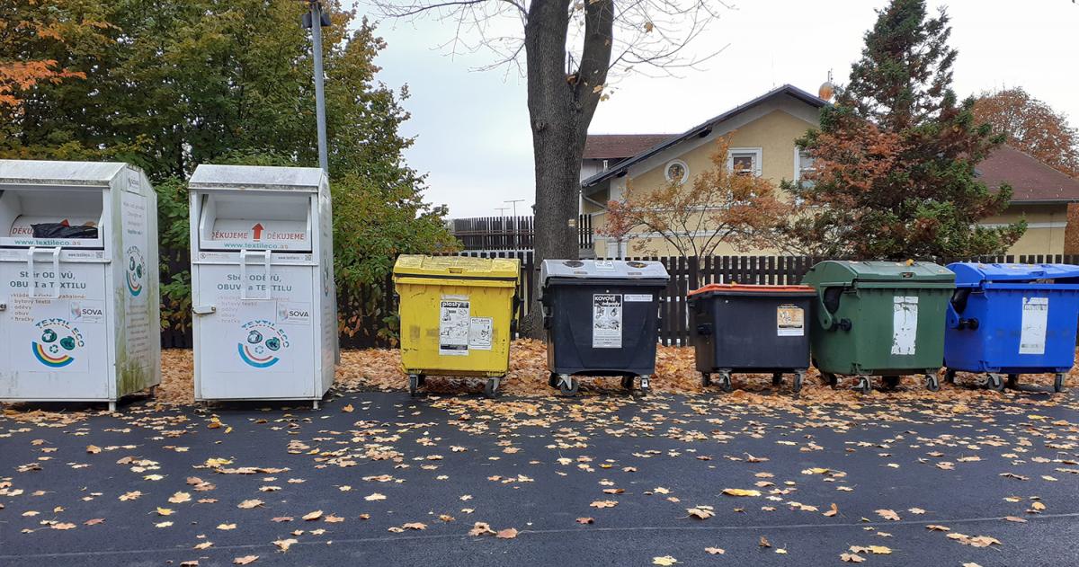 Stanoviště nádob na tříděný odpad před obecním úřadem